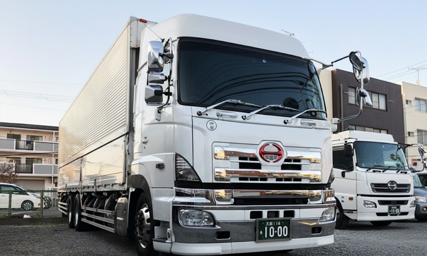 大型トラック 青空